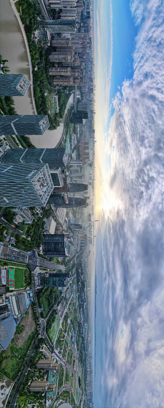 海滩、水、建筑物和天空中的云的照片