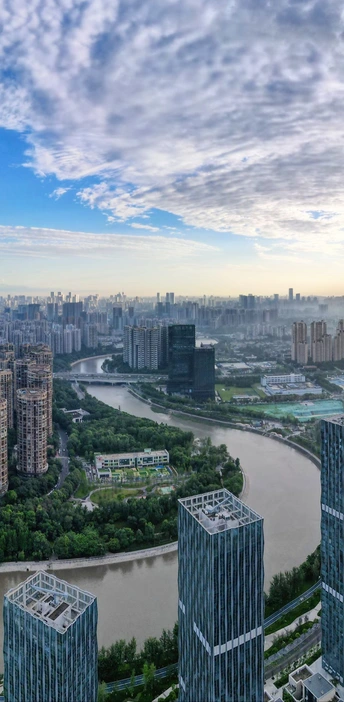 有许多高楼大厦和一条河的大城市