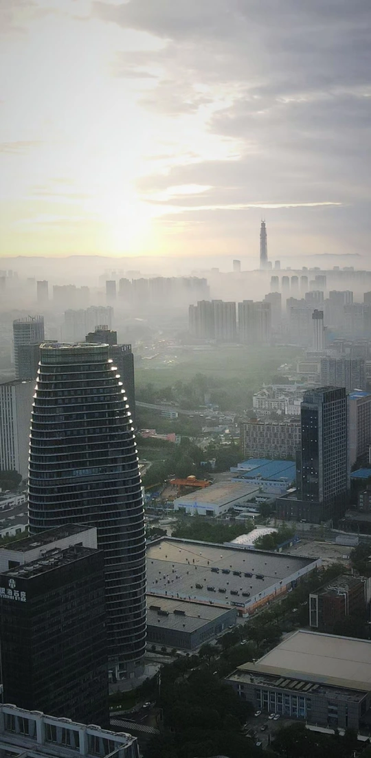 太阳从一座高楼大厦林立的城市的天际线上窥视