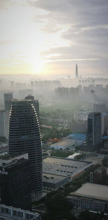 太阳从一座高楼大厦林立的城市的天际线上窥视