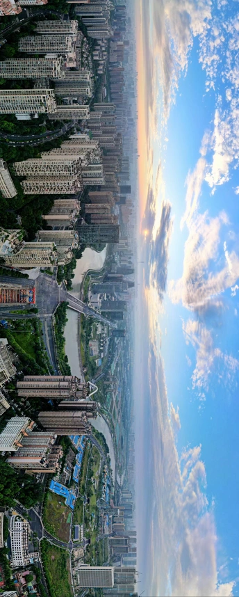 一张有高楼大厦和蓝天的城市的照片