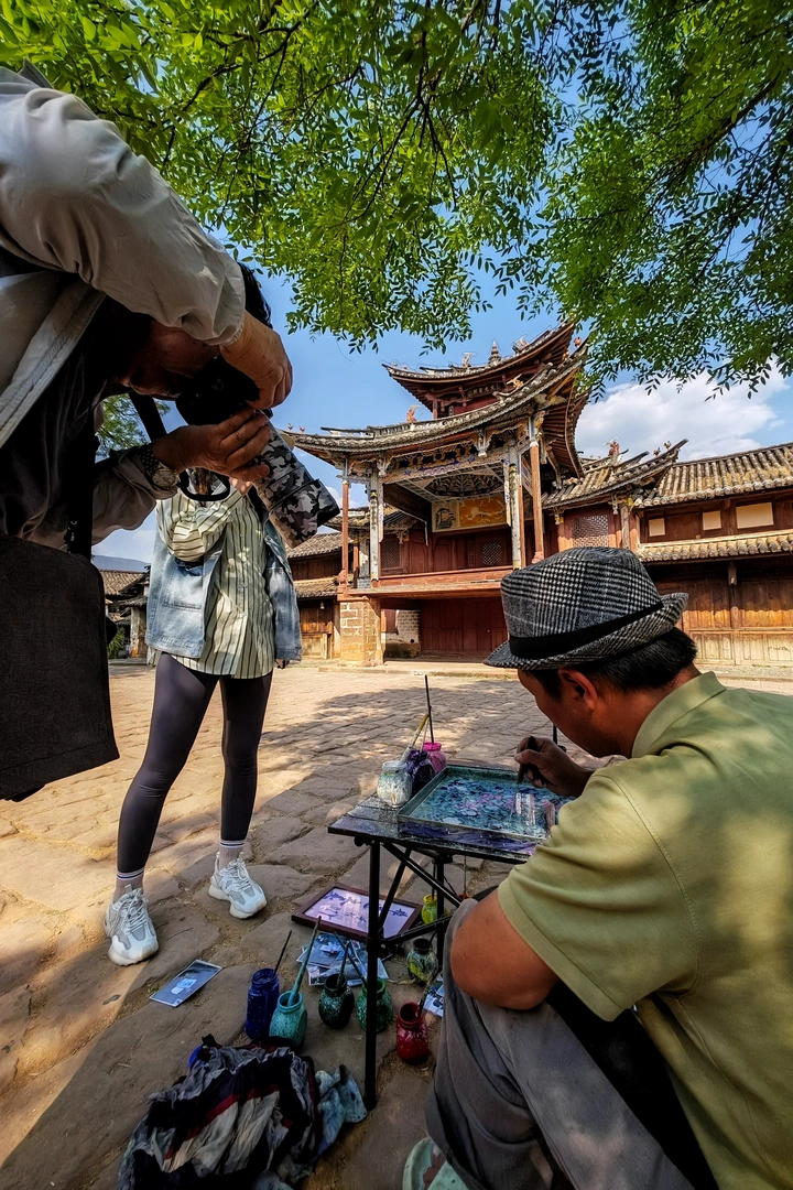 《古镇街头》