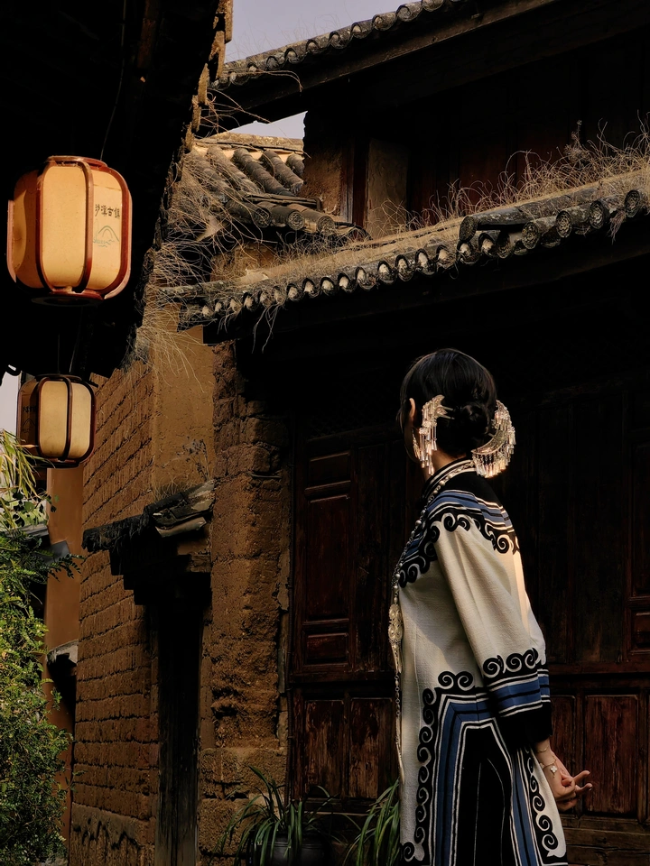 《古镇俪影》