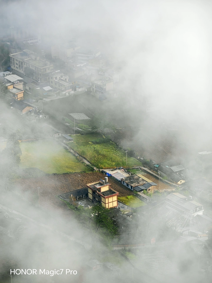 《雾锁小村》