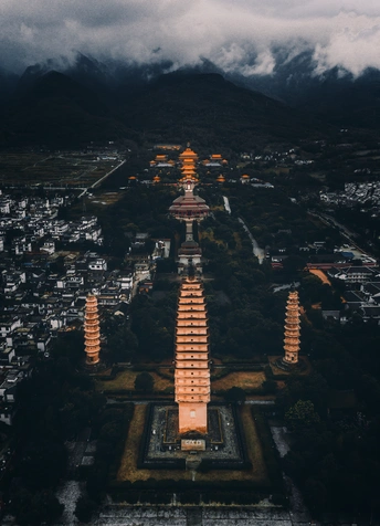 夜晚的城市 aerial view with mountains in the background