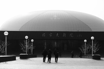 一张黑白照片 人们站在一栋建筑前