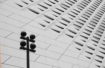 楼前的杆子上有一个交通信号灯