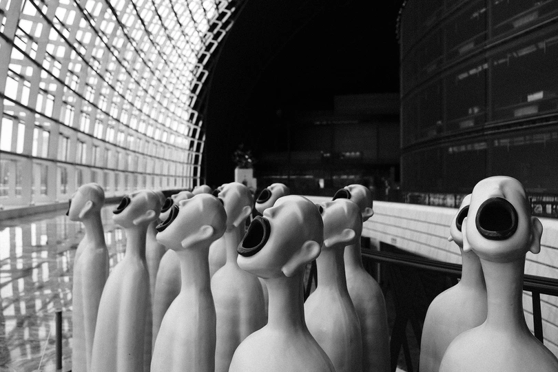 一堆花瓶和瓶子的黑白照片