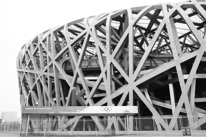 桥上黑白照片 位于建筑物前方