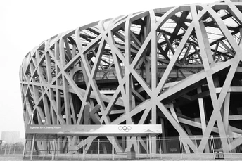 桥上黑白照片 位于建筑物前方