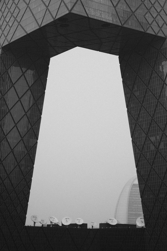 很多伞的很高的楼