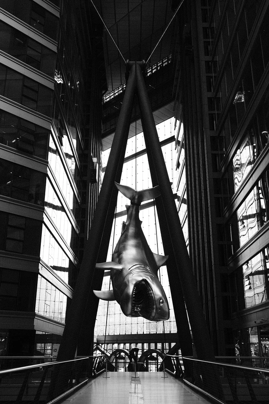 建筑内部悬挂的大钟