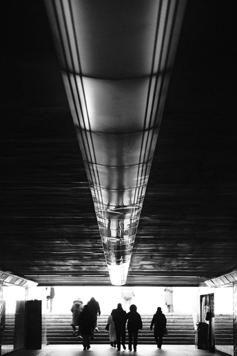 人们在地铁站下的隧道里走