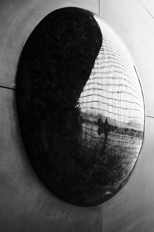 球中的建筑物的倒影