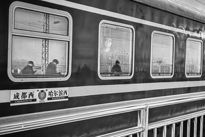 一张黑白照片 照片上有人乘坐火车。