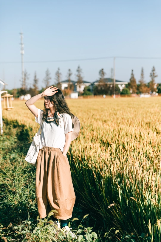 一位年轻女子站在草地上
