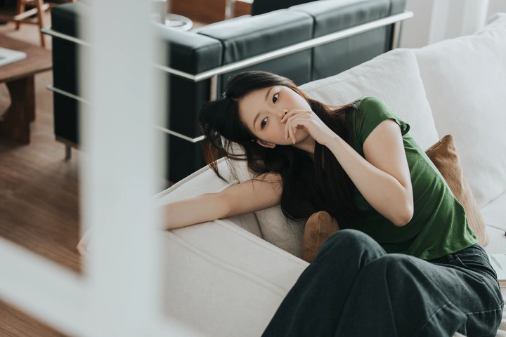 小法风家里的少女