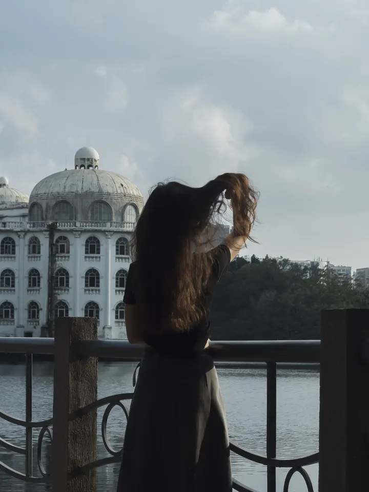 湖畔美女