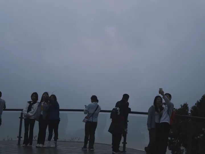 观景台上的人们