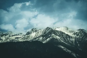 雪山上有一片蓝天