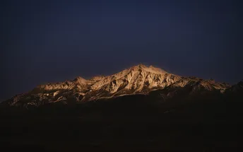 夜晚被满月照亮的山脉