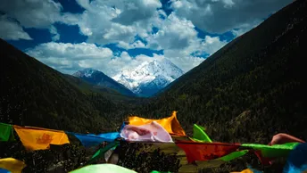 山谷中的山脉