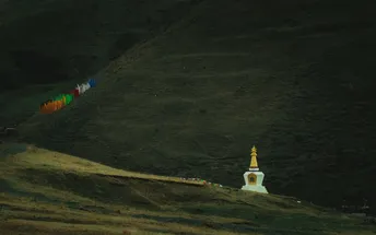 一个小在山中的白色教堂