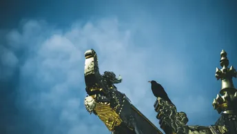 一尊金马雕塑 背景为蔚蓝天空。