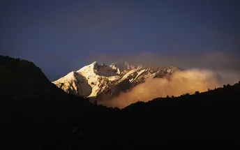 天空中有云的山脉