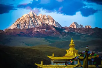 背景有山脉的寺庙