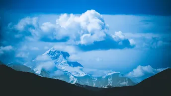 天上的山有云
