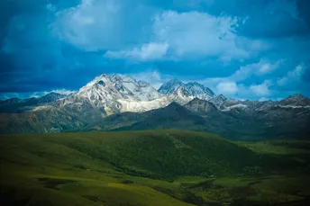 绿色山丘和蔚蓝天空的山脉