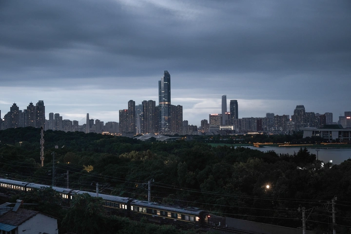 黑云下的列车