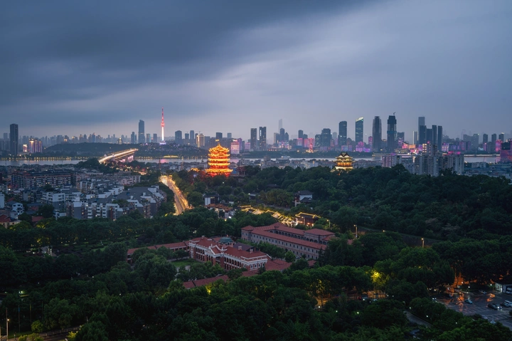 暴风雨前的武汉三镇