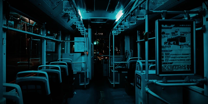 夜晚的公交车