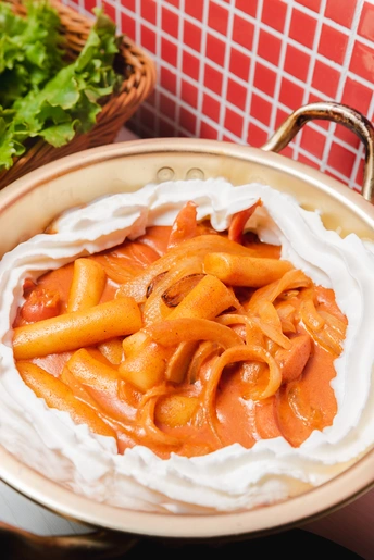 桌子上放着一盘白酱汁胡萝卜和一碗生菜