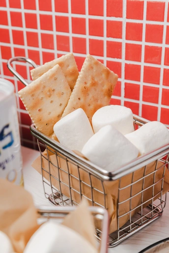 装满饼干和糖的小篮子