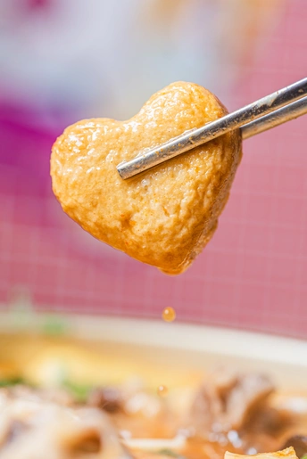 从碗里伸出来的汤匙