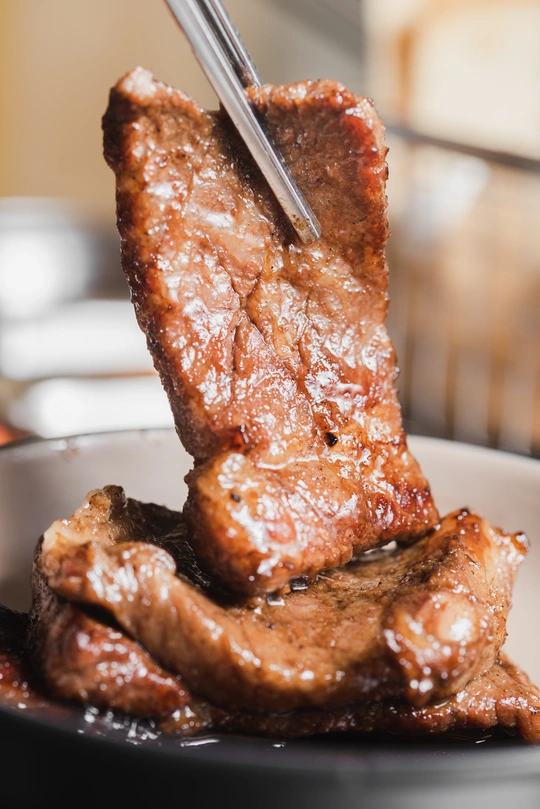 一盘包括排骨和酱汁的食物