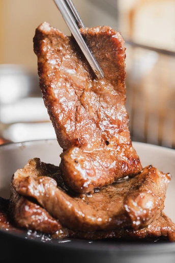 一盘包括排骨和酱汁的食物