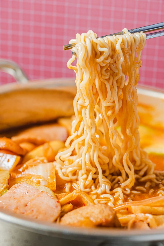 一个装满汤、面条和肉的锅