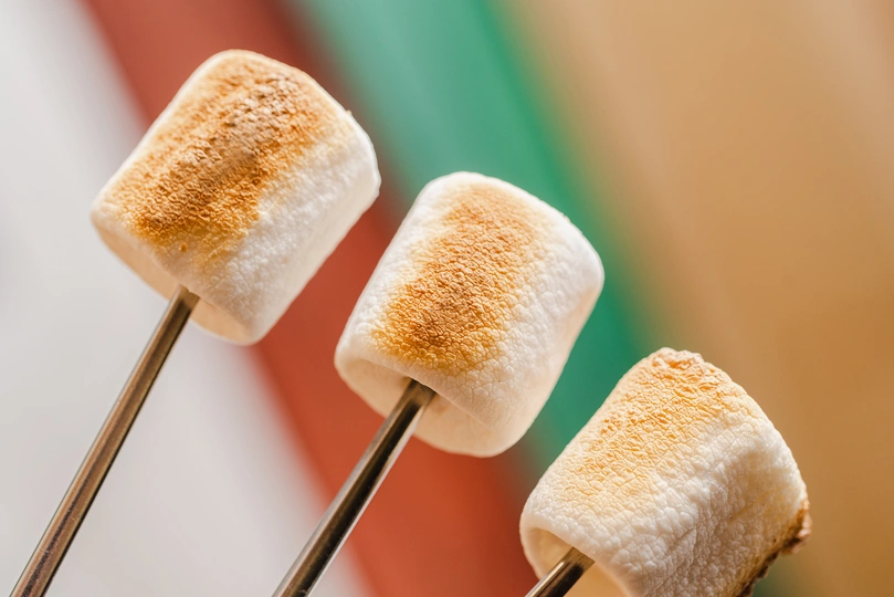 一把叉子 上面有棉花糖和香蕉