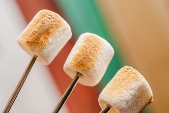 一把叉子 上面有棉花糖和香蕉