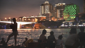 夜晚水边城市的一张照片