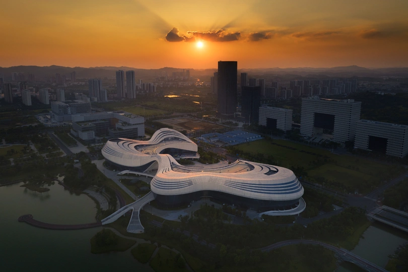 太阳正在落下一座位于市中心未来主义建筑的设计。