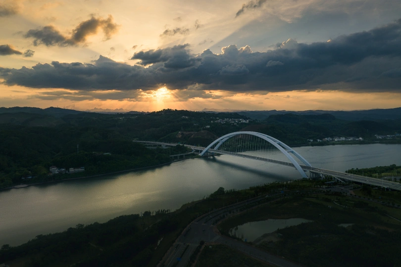 夕阳下跨河的桥