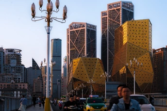 一个人口众多、高楼林立、车水马龙的城市