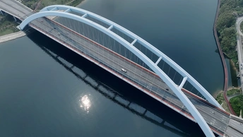 河上新建桥的照片