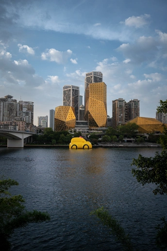 城市旁边的水体 背景中有建筑