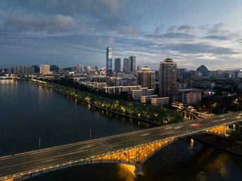 夜晚的城市景观 桥上交通繁忙